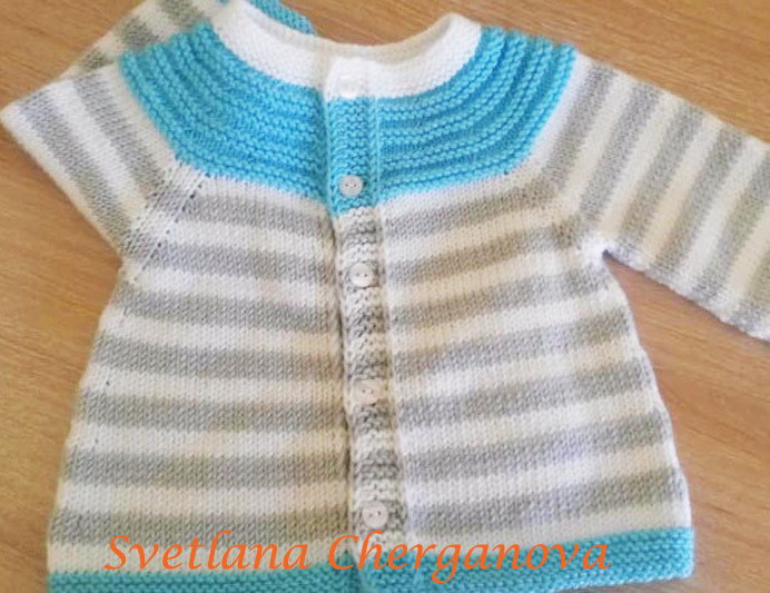 плетено-бебешко-пуловерче-със-задно-закопчаване