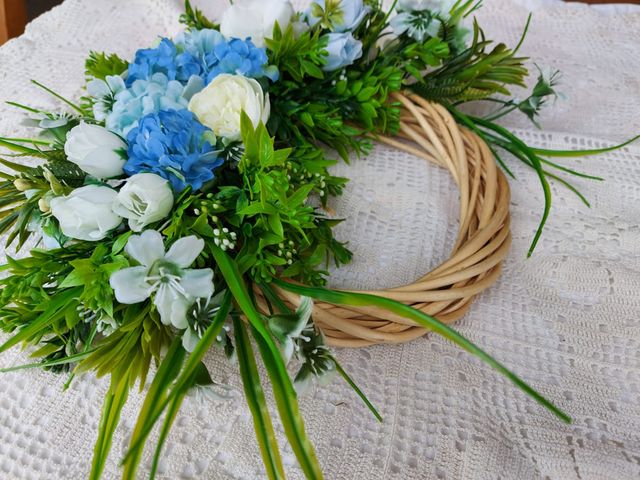 великденски-венец- със-сини-и-бели-цветя