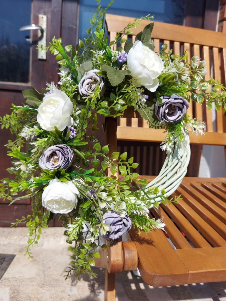 сет-декорация с бели-божури-и-лилави-рози