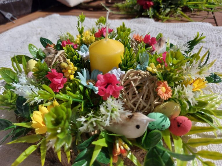 пролетна-декорация с великденски-яйца-и-пиленца